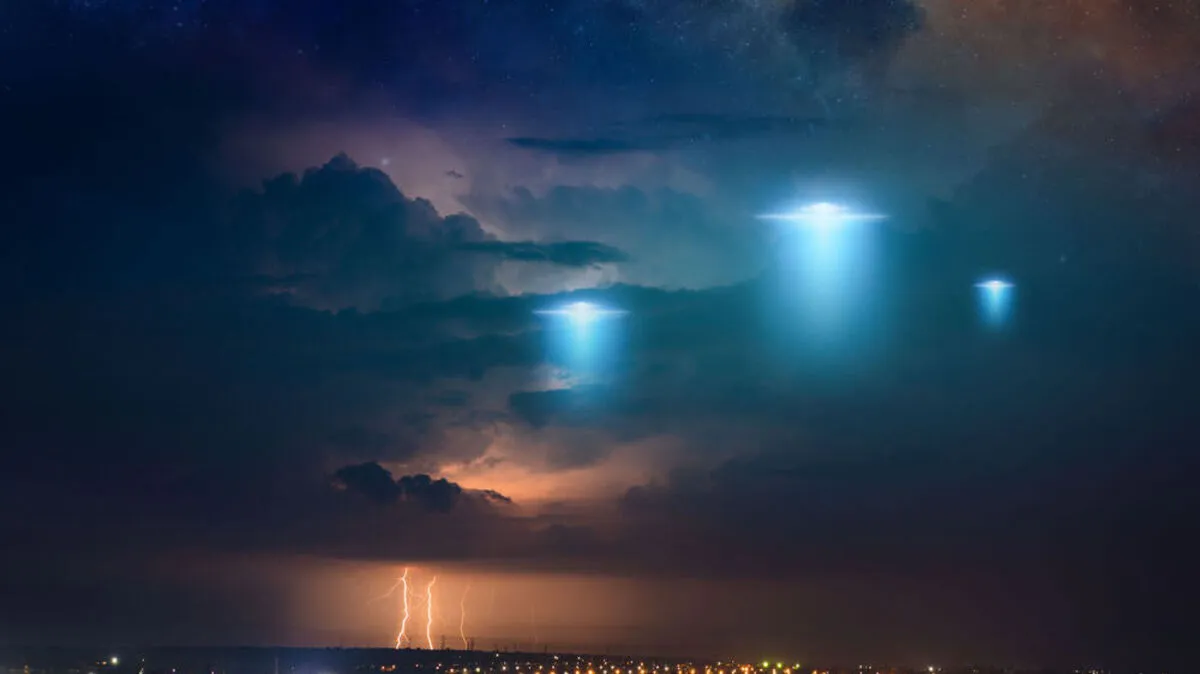 Außerirdische: Schwimmen sie unter der Eisschicht des Jupiter-Mondes Europa oder rasen sie in Raumschiffen durchs All? 