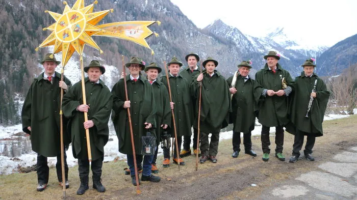 Die Sternsinger aus Heiligenblut sind unterwegs und begrüßen das neue Jahr.
