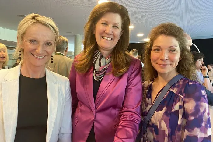 ... und ÖVP-Klubobfrau Barbara Riener (M). 