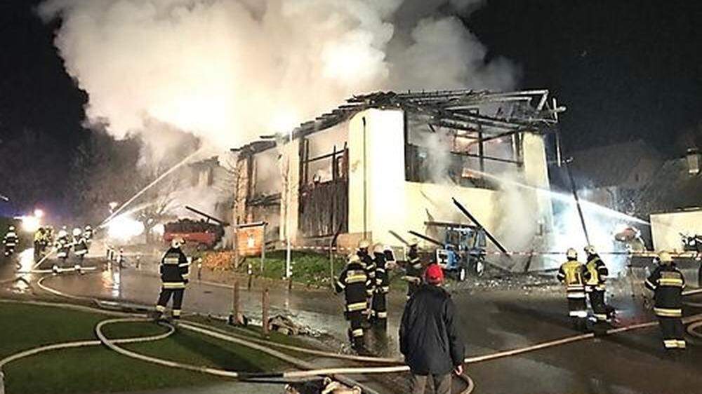 Neun Feuerwehren mussten zu einem Wirtschaftsgebäude-Brand nach Umberg ausrücken