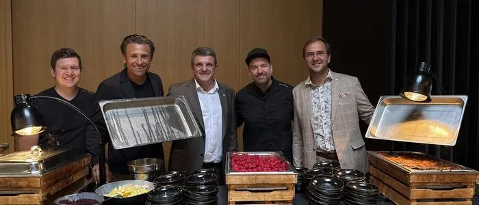 Bürgermeister Franz Jost, Stadtwerke-Direktor Franz Friedl und Geschäftsführer Horst Schafler mit dem Küchenteam