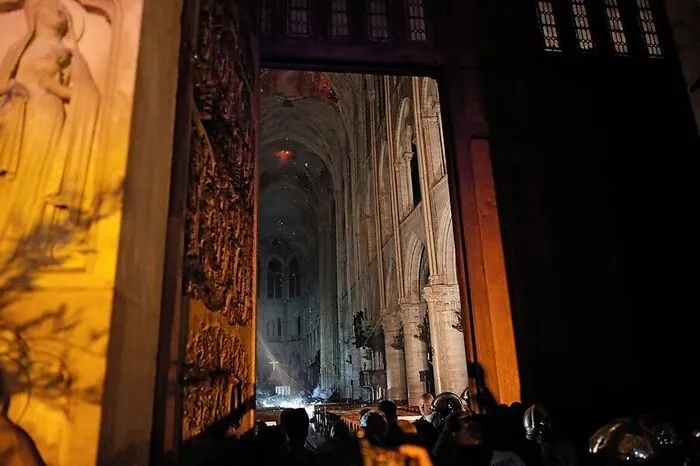 Feuerwehrmänner beim Betreten des Kirchenraums.