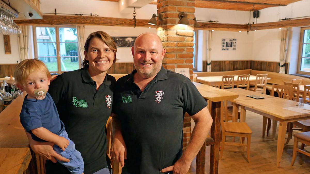 Katharina und Oliver Gerlitz mit ihrem kleinen Sohn Alexander