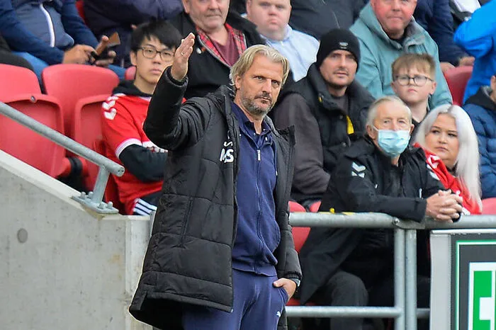 Der 48-jährige Steirer machte sich als Hartberg-Trainer einen Namen und landete schließlich beim englischen Zweitligisten Barnsley. Dort agierte er glücklos, die Ergebnisse passten nicht. Seine Chancen sind wohl als eher gering einzustufen.