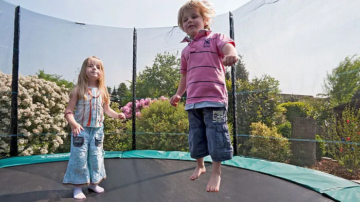 Fast täglich verletzt sich ein Kind beim Trampolinspringen