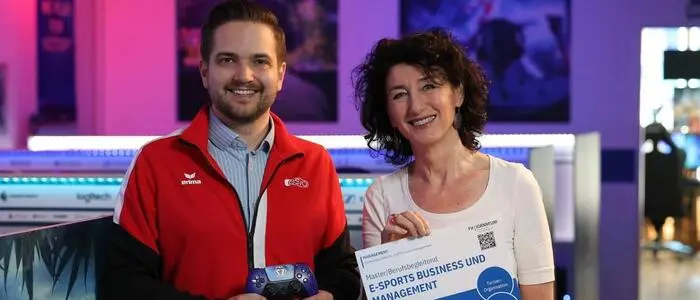 Der E-Sport Verband Österreich (ESVÖ) war an der Ausarbeitung des neuen Studiengangs „E-Sports Business und Management“ beteiligt. Im Bild: Manuel Haselberger (ESVÖ) mit Eva-Maria Adamer-König (FH Joanneum) auf einer Gamingmesse