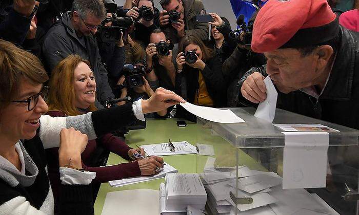 Ein Fan der Abspaltung Kataloniens von Spanien küsst seinen Wahlzettel, ehe er ihn einwirft 