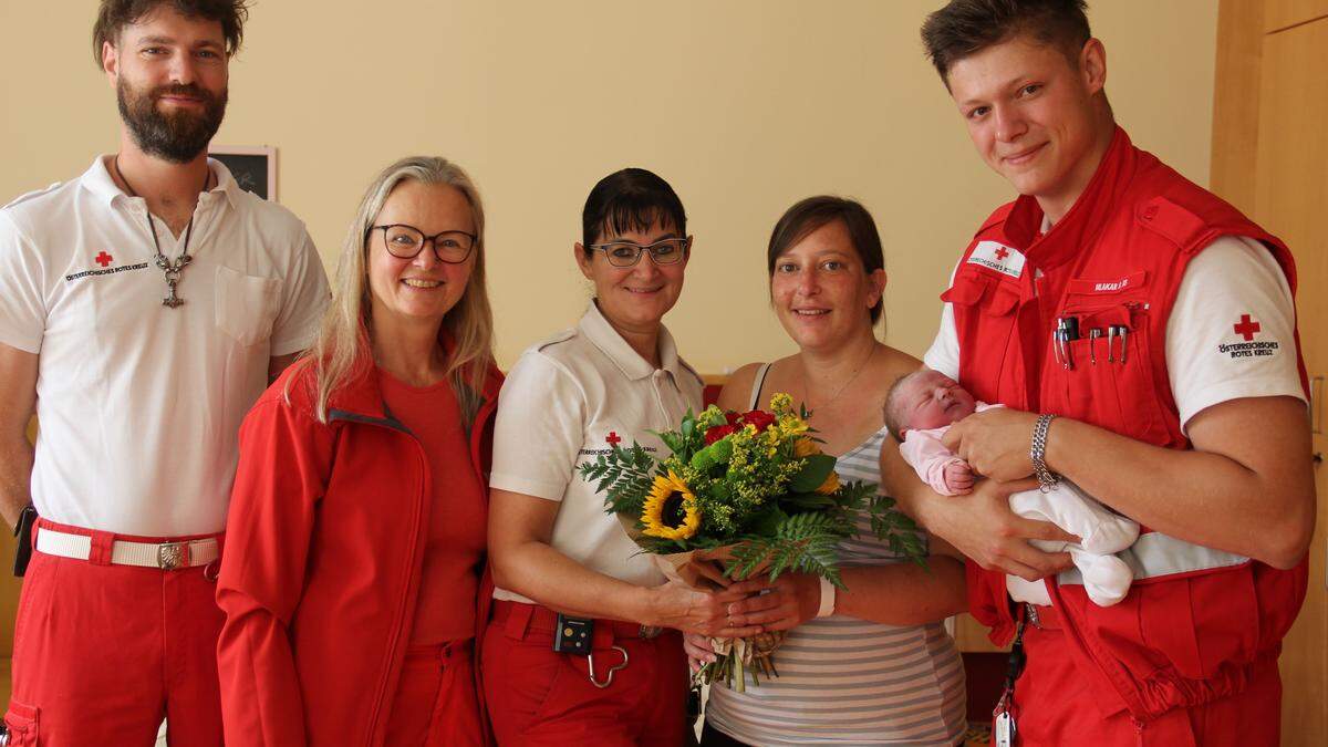 Von links: Notfallsanitäter Alexander Regenfelder, Notärztin Dagmar Stunf-Begusch, Rettungssanitäterin Margit Sonvilla, die glückliche Mutter Susanne Kogler und Rettungssanitäter Benjamin Mlakar mit der neuen Erdenbürgerin Ilvy Kogler.