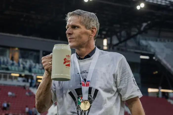 KLAGENFURT,AUSTRIA,01.MAY.25 - SOCCER - UNIQA OEFB Cup, final, Wolfsberger AC vs TSV Hartberg. Image shows head coach Dietmar Kuehbauer (WAC). Keywords: stiegl. 
Photo: GEPA pictures/ Matthias Trinkl