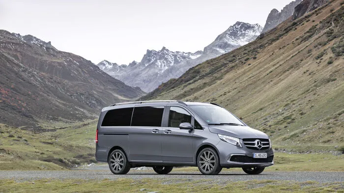 Sie ist der Luxusliner unter den Bussen – gerne auch Großraumlimousinen genannt – und als solche hat Mercedes seiner V-Klasse eine Modellpflege angedeihen lassen.