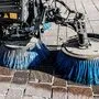 In Ainet kam es zu einem Unfall, in dem eine Kehrmaschine und ein Auto verwickelt werden