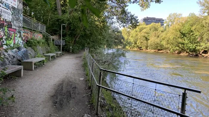 Nah am Wasser gebaut, die durch den Kanalbau verbreiterte Muruferpromenade ist wieder begehbar. Klicken Sie sich durch die Bilder. So sieht es nördlich der Radetzkybrücke aus. Der neu gestaltete Abschnitt ist südlich davon.