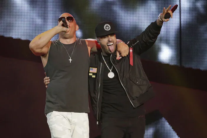 Der Action-Star (49) überraschte kürzlich die Zuschauer der Billboard Latin Music Awards 2017 als Rapper. Er kam mit dunkler Sonnenbrille auf die Bühne, rappte mit Sänger Nicky Jam einen kurzen Part und sprach ein paar Sätze auf Spanisch.