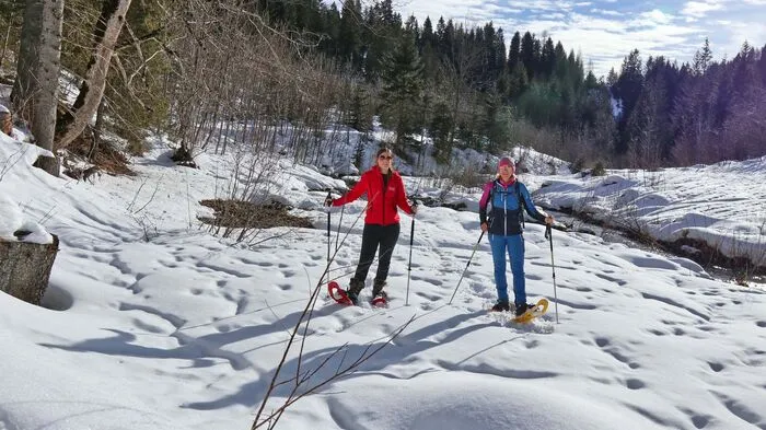 Mitten durch den Tiefschnee wandern - für viele eine besondere Faszination.