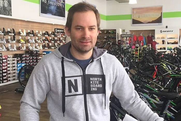 Wenige Tage vor der Eröffnung wurde in der Nacht auf den 6. Oktober in das neue Geschäft von Michael Friesenbichler eingebrochen in Gleisdorf. Es ist nicht der erste Einbruch bei Michael Friesenbichler. Der Schaden beträgt rund eine halbe Million Euro. Mehr dazu...