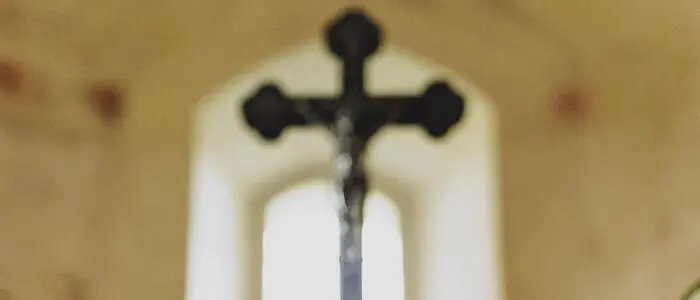 Der Priester wurde während der Messe von einem Kreuz erschlagen.