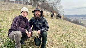 Marlene Dax (l.) und Georg Huhs (r.) betreiben in Heimschuh eine kleine Landwirtschaft. Im Vordergrund steht die Selbstversorgung, der Überschuss wird vermarktet
