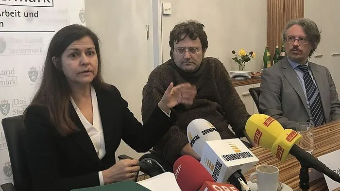 Gesetzesreform "von unten": Landesrätin Doris Kampus mit Robert Konegger vom Verein "Selbstbestimmt leben" und  Rudolf Zangl, der die Träger der Unterstützungsangebote  repräsentiert