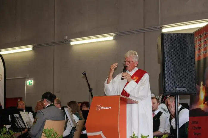 Im Rahmen des Festaktes erhielt die Feuerwehr eine Fahne von der Stadtgemeinde. Von der Partnerfeuerwehr Pirna wurde ein eisernes Wappen von Eisenerz überreicht.