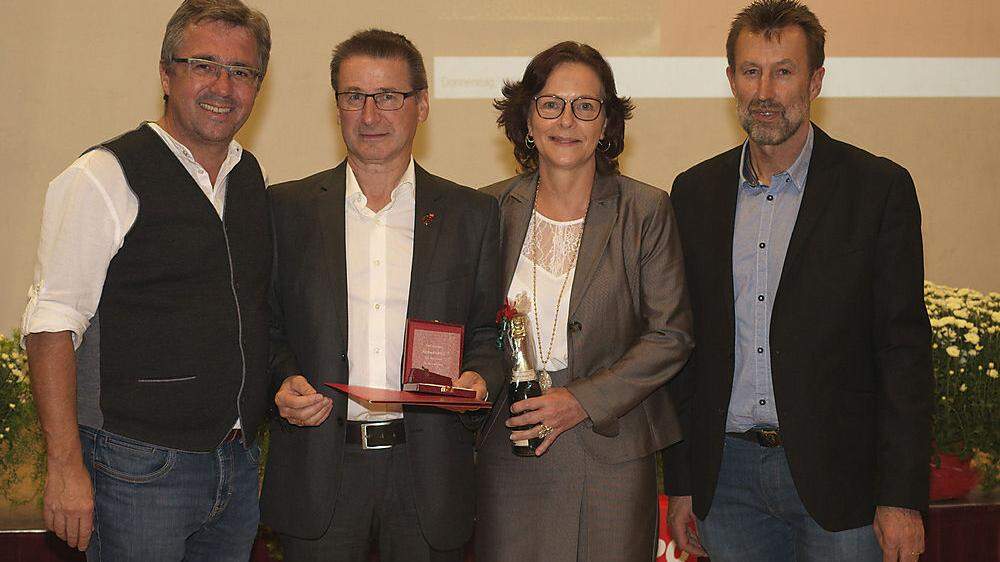 Gerhard Grill (2. v. l.) bekam die Victor-Adler-Plakette verliehen