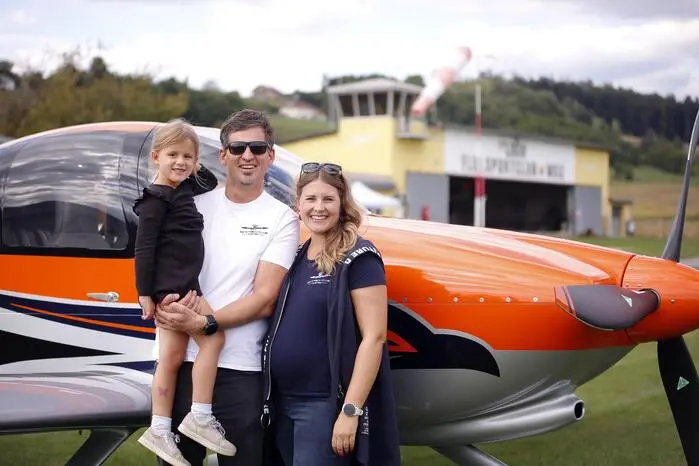 Lisa und Christian Ellersdorfer aus Kärnten mit ihrem in fünf Jahren selbst gebauten Flugzeug, einer Vans Aircraft RV10.