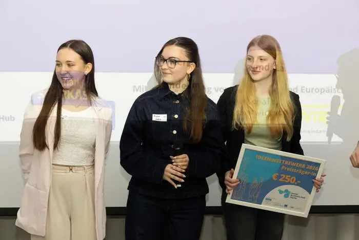 Unter den ausgezeichneten Projekten finden sich innovative Ideen wie „DeepGreen“, ein Konzept für nachhaltige Lebensmittelproduktion in unterirdischen Räumen, die Plattform „G’meinsam Steiermark“ zur generationenübergreifenden Unterstützung im Alltag sowie der „Kulturbus“, der Menschen aus ländlichen Regionen einen leichteren Zugang zu kulturellen Veranstaltungen ermöglichen soll. 