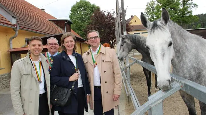Im Rahmen einer kleinen Feier übernahmen die Weinritter der Lipizzanerheimat – „Legat Patria Lipizzanae Styriae“ – eine Fohlenpatenschaft im Lipizzanergestüt Piber. Vorsitzender Franz Josef Ellersdorfer konnte im Schloss ein Dutzend Legatsmitglieder – unter anderen auch Landesrätin Barbara Eibinger-Miedl – zur Agape begrüßen. 