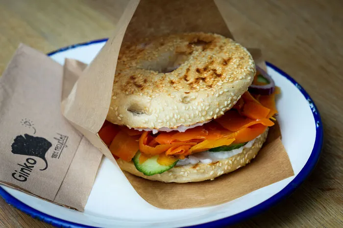 Statt Lachs gibt's "Lox" im Bagel, ein selbst gemachter Lachsersatz aus Karotten