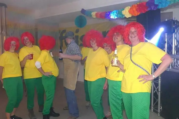Mehr als zehn größere und kleinere Gruppen sowie viele Einzelmasken boten ein buntes, anziehendes und teils geheimnisvolles Flair.