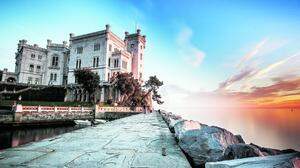 Das weiße Märchenschloss Miramare auf einer Klippe an der blauen Adria. Wunderbare Ausblicke inklusive