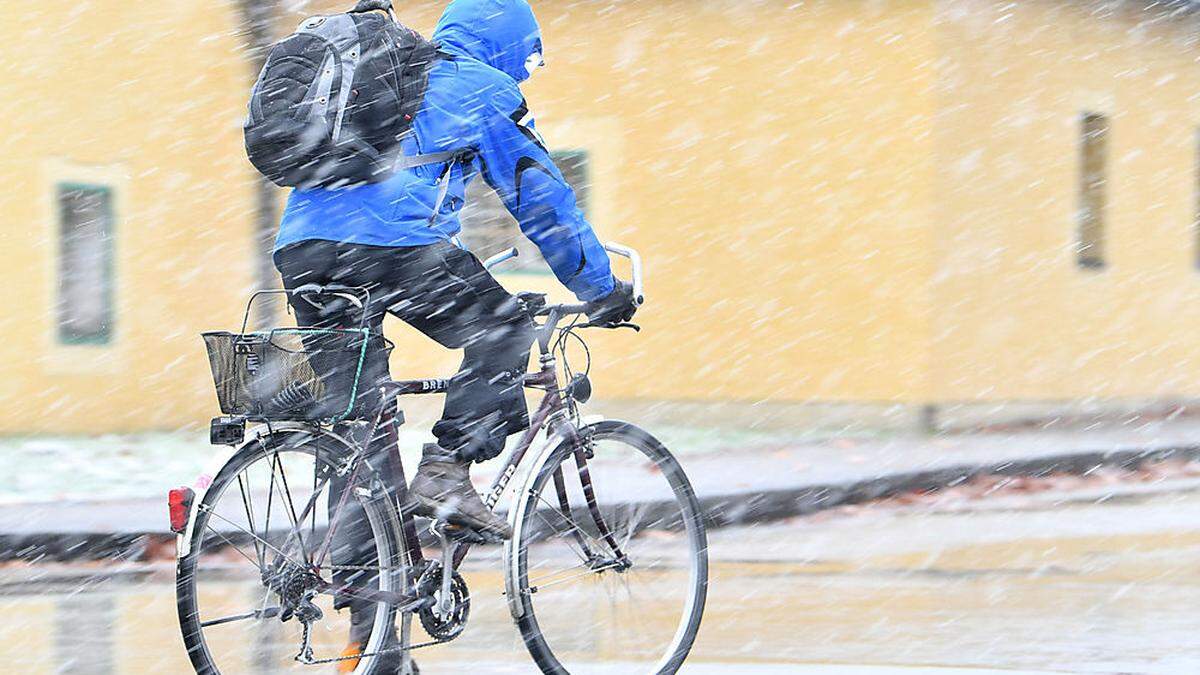 VCÖ-Tipp für Schnee- und Eisfahrbahn: mit etwas niedrigerem Reifendruck fahren, den Sattel etwas tiefer stellen