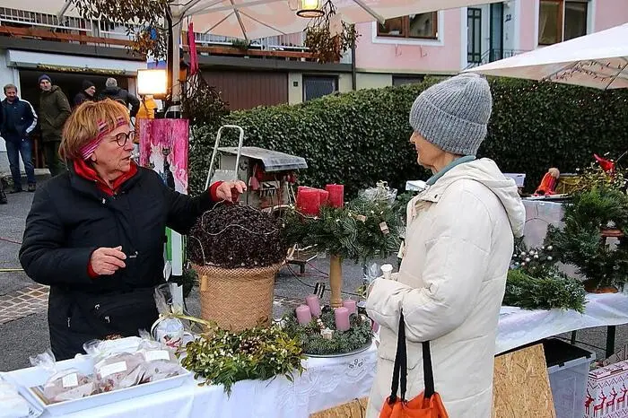 Die zahlreichen Besucher konnten am vergangenen Sonntag durch den traditionellen Adventmarkt stöbern, gustieren und kaufen.