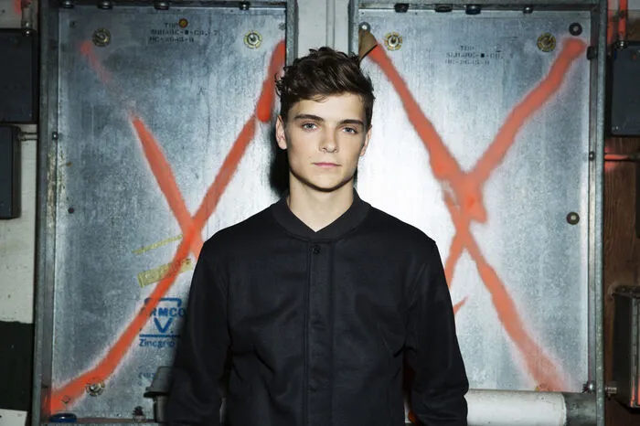 Er ist erst 21 Jahre alt und wurde vom renommierten „DJ Magazine“ im Jahr 2017 als bester DJ der Welt ausgezeichnet: Martin Garrix. Mit seinem Hit „Animals“ schaffte der sympathische Holländer im Jahr 2013 den internationalen Durchbruch und wurde quasi über Nacht zum Superstar. Auch darauffolgende Hits wie „Tremor“, „In the name of love“ oder „Don’t look down“ stürmten die internationalen Charts. Inzwischen ist Garrix von den größten Festivalbühnen der Welt nicht mehr wegzudenken.