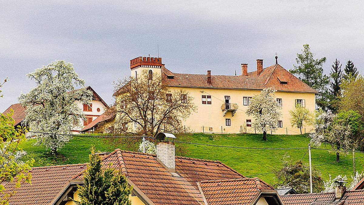 Nach dem Verkauf im Jahr 2015 kann das Schloss nun erneut gekauft werden. Preis: 1,65 Millionen 