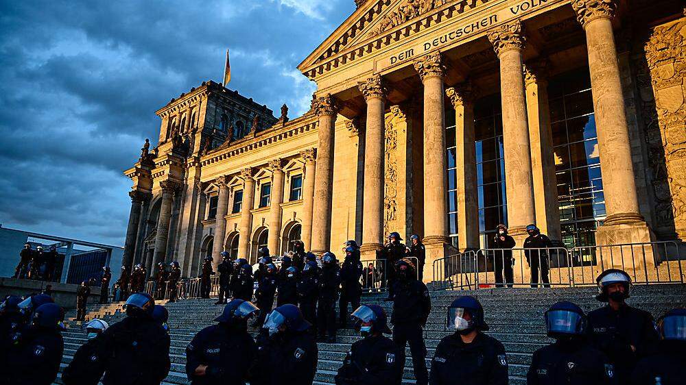 Polizisten vor dem Reichtagsgebäude in Berlin