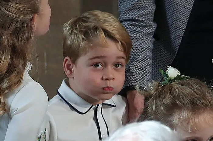 Prinz George (5), der Sohn von Prinz William und Herzogin Kate, der wie seine Schwester Charlotte zur Kinderschar der Blumenmädchen und Pagen gehörte, blödelte mit seiner Cousine Savannah Phillips herum.