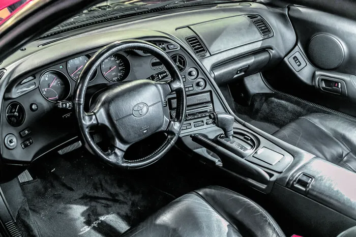 Analoge Instrumente dominieren das Supra-Cockpit