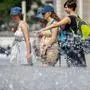 ABD0082_20220719 - WIEN - ÖSTERREICH: Passanten suchen Abkühlung beim Hochstrahlbrunnen am Dienstag, 19. Juli 2022 am Schwarzenbergplatz in Wien. - FOTO: APA/FLORIAN WIESER