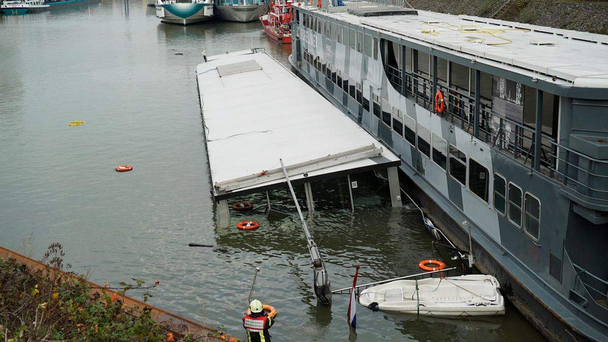 Verkeilt und vollgelaufen: Partyschiff sank im Winterquartier