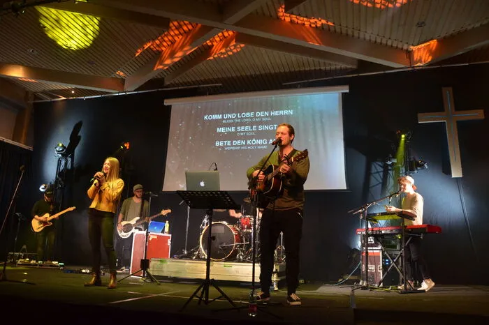 Gleich nach der Begrüßung heizte die Band "Lichtfabrik" aus Stuttgart rund um die gebürtige Weizerin Lorena Schabel ein. Sie coverten Lobpreis-Lieder von in der Szene bekannten "Worship"-Bands, wie etwa "Elevation Worship", "Hillsong Young &amp; Free" oder der "Outbreakband". Geistliche Lieder werden hierbei in einem poppig-/ rockigen Gewand gespielt.