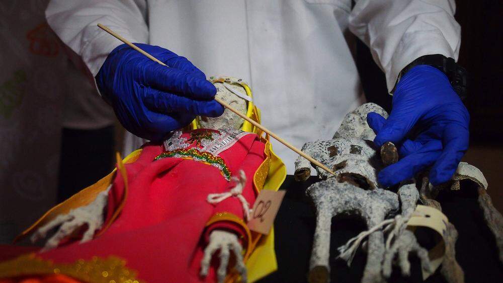 Bei den „Aliens“ handelt es sich in Wahrheit um Puppen aus irdischen Knochen
