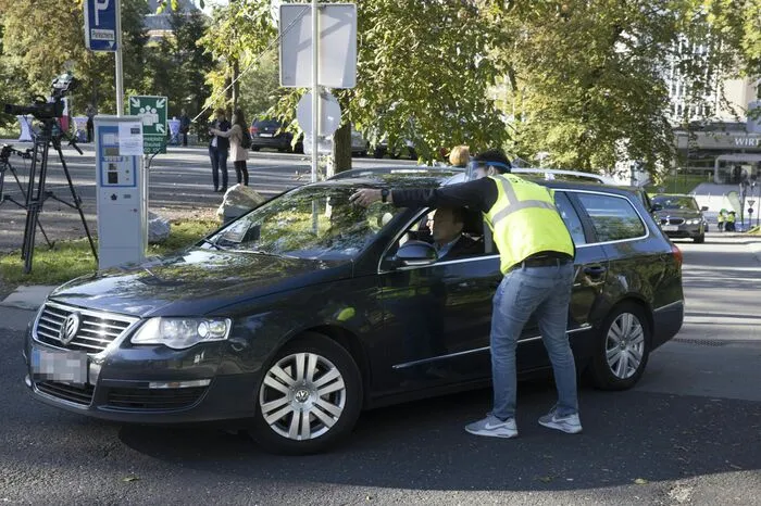 Die Absolventen wurden in ihren Autos auf die Plätze eingewiesen