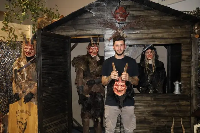 „Die Krampusgruppen legen größten Wert darauf, dass sich die Masken innerhalb einer Gruppe ähnlich sehen. Vereinzelt werden die Masken auch noch aus Holz geschnitzt, überwiegend jedoch aus anderen Materialien“, so der Leiter der Ausstellung und Obmann der „Raabtaler Waldteifln“, Manuel Gutmann aus Gniebing