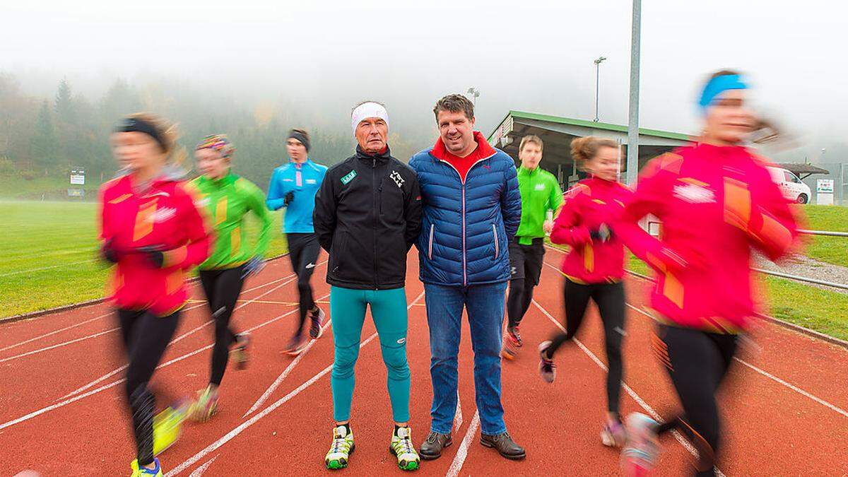 Wolfgang Hribernig (links) und Thomas Miklau auf ihrem Lieblingsplatz, dem Sportplatz 