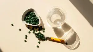 Detox-Produkte gibt es in vielen Formen: Tees, Pulver, Kapseln, Tabletten. Mit Vorsicht sollte man ihnen allen begegnen