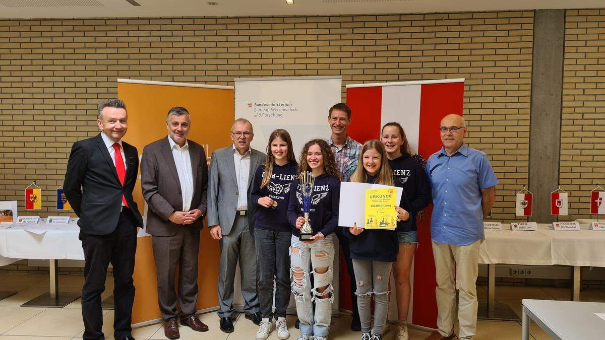 Harald Miedler (Ministerium), Alfred Klampfer (Bildungsdirektor Oberösterreich), Hubert Kammerhuber (Schulschach-Landesreferent), Rafaela Theurl, Naomi Uprimny, Hannes Amon (Betreuer), Emma Clara, Luna Weis und Günter Mitterhuemer (Präsident des oberösterreichischen Schachbundes)