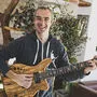 Seit 30 Jahren spielt der Carlos Bellet Menendez Gitarre. „Ohne Musik könnte ich nicht leben“