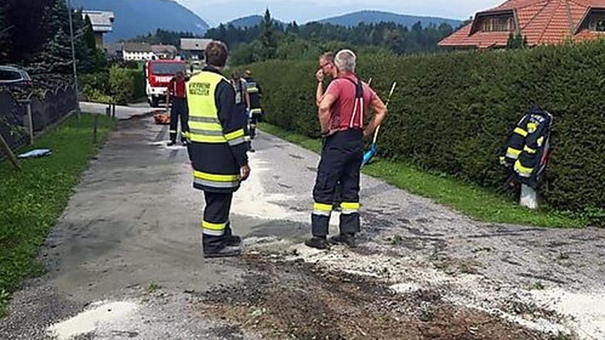 24 Feuerwehrleute standen wegen des Ölaustritts im Einsatz