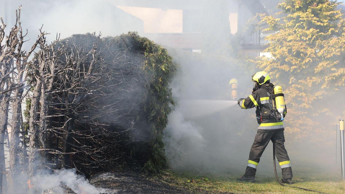 Dieselbe Thujenhecke in Krottendorf-Gaisfeld brannte am Sonntag schon wieder. Wie nach dem Dorffest im Vorjahr (Sujetfoto)