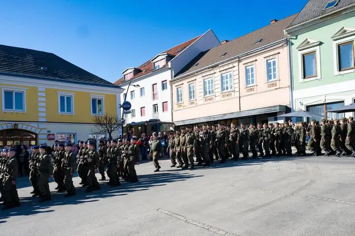 Sie stammen von vier Verbänden. 97 Rekruten stammen vom Überwachungsgeschwader in Zeltweg, 82 vom ersten Versorgungsregiment in Gratkorn, 61 Soldaten stammen vom Militärkommando Steiermark sowie 40 von der Flugbetriebskompanie in Aigen.